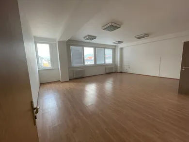 Na prenájom komerčné, 55 m², Banská Bystrica, Kapitulská