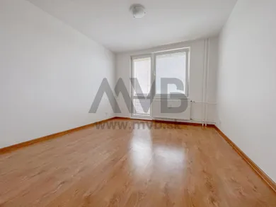 Na prenájom 1-izbový byt, 36 m², Nové Zámky, Nábrežná