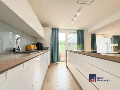 Na predaj dom, 270 m², Žilina, Hollého