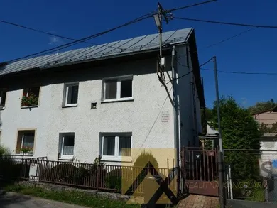 Дома на продажу, 4-комнатные, Handlová · €105 000