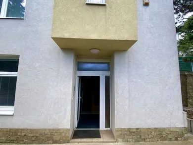 Na prenájom 10-izbový dom, 305 m², Bratislava-Nové Mesto