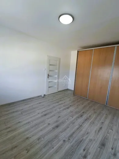 Na predaj 1-izbový byt, 35 m², Pukanec, Záhradná