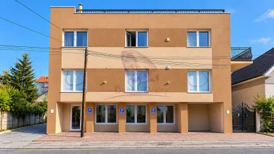 Комерційні приміщення в оренду, Senec · €930
