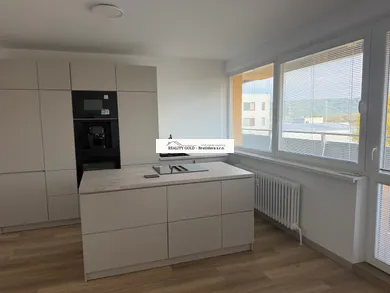 Na predaj 3-izbový byt, 67 m², Bratislava-Dúbravka, Sekurisova