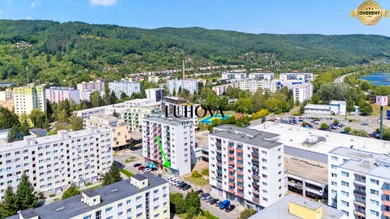 Na predaj komerčné, 268 m², Púchov, Dvory