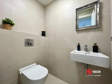 Na prenájom 2-izbový byt, 50 m², Bratislava-Staré Mesto, Továrenská
