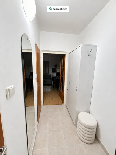Na prenájom 1-izbový byt, 39 m², Bratislava-Rača