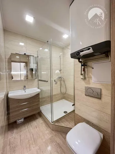Na prenájom 1-izbový byt, 44 m², Komárno, Vnútorná Okružná