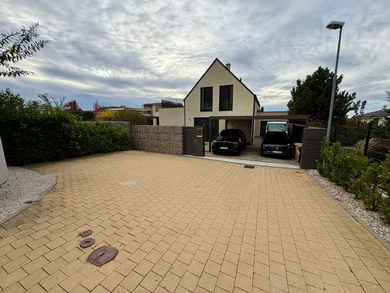 Na predaj 9-izbový dom, 274 m², Bratislava-Záhorská Bystrica
