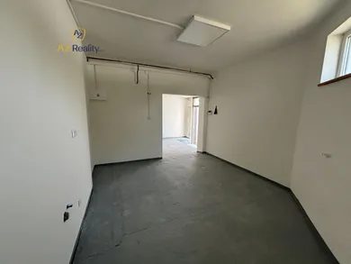 Na prenájom komerčné, 33 m², Komárno, Ižianska