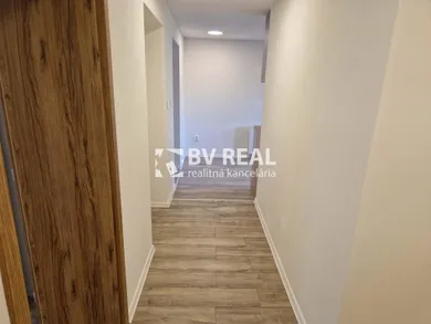 Na prenájom 2-izbový byt, 66 m², Handlová, 29. augusta