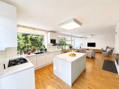 Domy na prenájom 5-izbový, Bratislava-Nové Mesto · €2 300