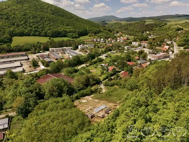 Na predaj pozemok, Prašník