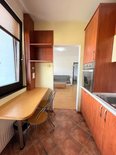 Na prenájom 2-izbový byt, 56 m², Bratislava-Ružinov, Mierová