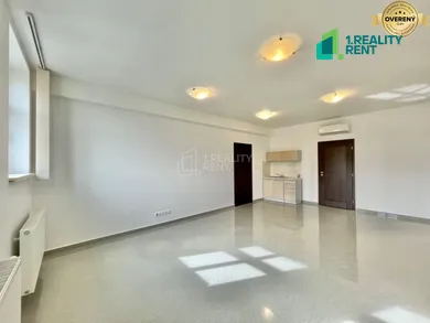 Lokale komercyjne na wynajem, Žilina · €630