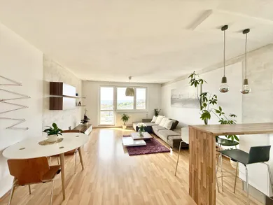Na prenájom 3-izbový byt, 82 m², Bratislava-Nové Mesto, Vlárska