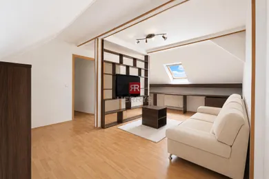 Na predaj 7-izbový dom, 122 m², Bratislava-Devínska Nová Ves, Mečíková