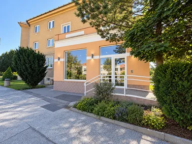 Na prenájom komerčné, 280 m², Prievidza, Svätoplukova