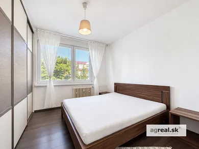 Na prenájom 2-izbový byt, 52 m², Bratislava-Ružinov, Albrechtova