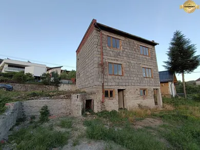 Domy na predaj 3-izbový, Nová Baňa · €79 000