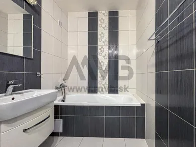 Na prenájom 2-izbový byt, 62 m², Nové Zámky, Jazdecká