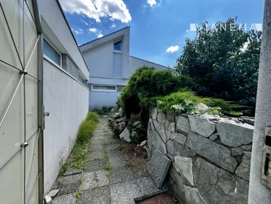 Na predaj 5-izbový dom, 350 m², Bratislava-Dúbravka, Juraja Hronca