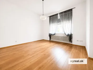 Na prenájom 5-izbový byt, 149 m², Bratislava-Staré Mesto, Partizánska