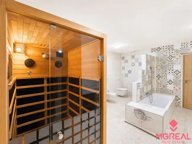 Na predaj 5-izbový dom, 225 m², Nitra