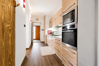 Na predaj 7-izbový dom, 122 m², Bratislava-Devínska Nová Ves, Mečíková