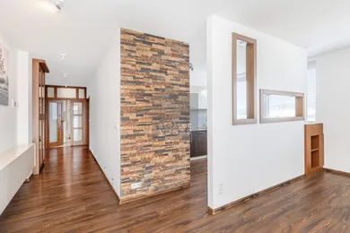 Na predaj komerčné, 106 m², Bratislava-Petržalka, Budatínska