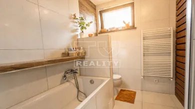 Na predaj 4-izbový dom, 196 m², Oponice