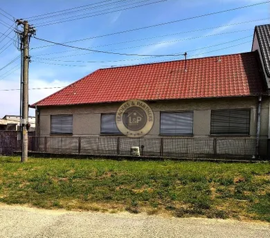 Domy na sprzedaż, 4-pokojowe, Dvorníky · €145 000