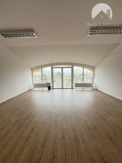 Na prenájom komerčné, 28 m², Komárno, Nám. Kossutha