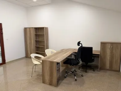 Kiadó kereskedelmi ingatlanok, Trnava · €300