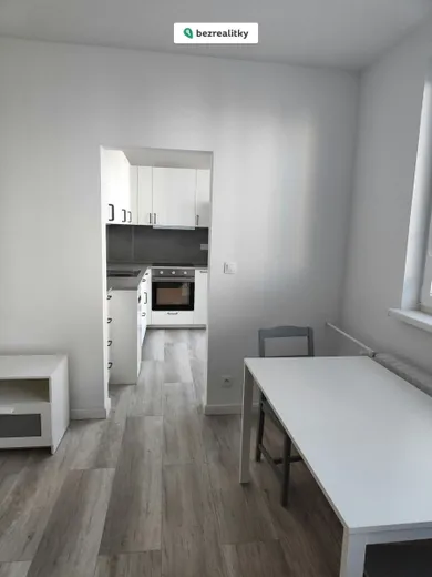 Na prenájom 3-izbový byt, 60 m², Bratislava-Ružinov