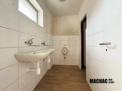 Na prenájom komerčné, 200 m², Trnava, Šrobárova