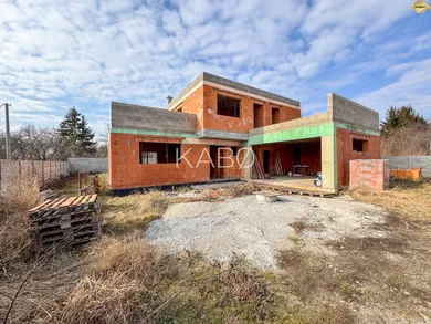 Domy na sprzedaż, 6-pokojowe, Cabaj-Čápor · €150 000