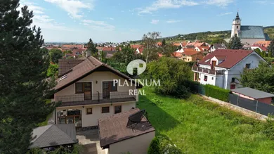 Na predaj 6-izbový dom, 335 m², Svätý Jur