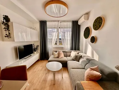 Mieszkania na wynajem, 2-pokojowe, Bratislava-Nové Mesto · €780