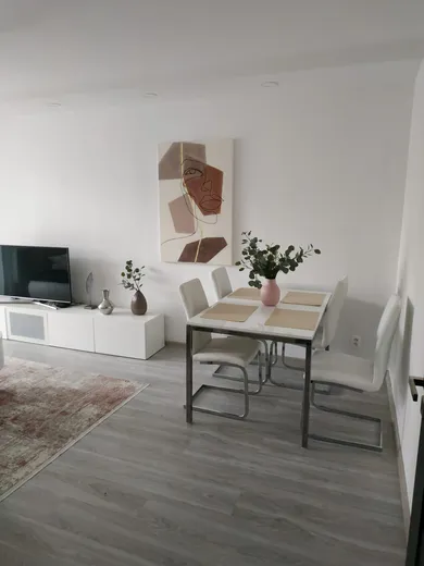 Byty na prenájom 4-izbový, Bratislava-Nové Mesto · €1 400