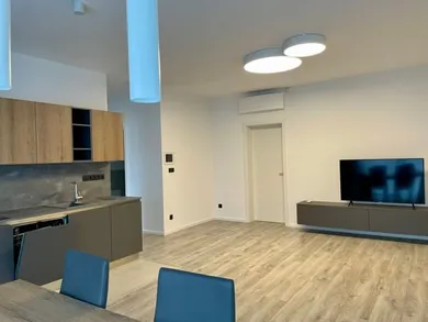 Na prenájom 4-izbový byt, 101 m², Bratislava-Staré Mesto, Javorinská