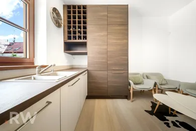 Na predaj 4-izbový byt, 126 m², Sereď, Námestie Slobody