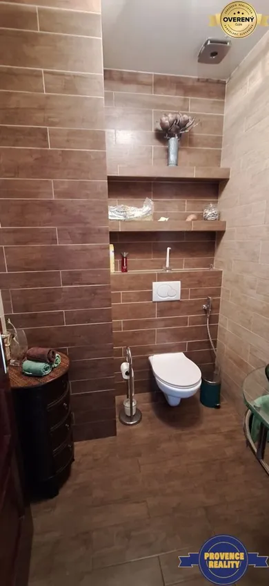 Na predaj 4-izbový dom, 164 m², Komárno