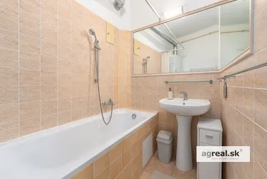 Na predaj 2-izbový byt, 68 m², Bratislava-Nové Mesto, Jiskrova