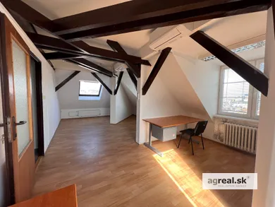 Na prenájom komerčné, 80 m², Bratislava-Staré Mesto, Grösslingova