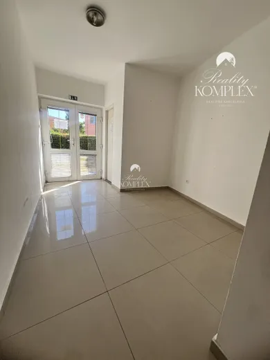 Na prenájom komerčné, 38 m², Komárno, Eotvosa