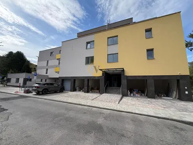 Na predaj 2-izbový byt, 75 m², Hriňová, Školská