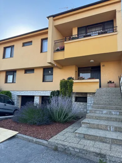 Domy na sprzedaż, 8-pokojowe, Modra · €449 000