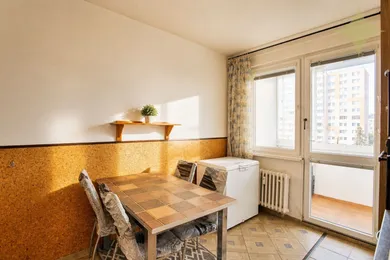 Na predaj 4-izbový byt, 86 m², Bratislava-Petržalka, Hálova