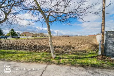 Na predaj pozemok, 742 m², Bratislava-Jarovce, Chotárna